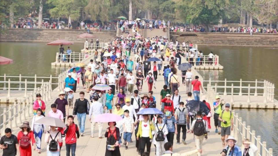 topic-8-tourism-visit-at-angkor-wat-in-seim-reap-province-by-heng-chivoan-2.jpg