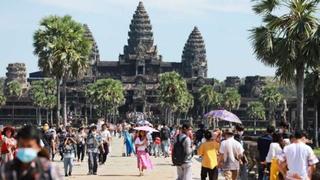 tourists_admire_the_kingdoms_greatest_cultural_treasure_the_angkor_wat_temple._hong_menea.jpg