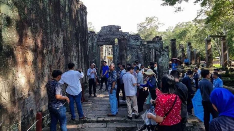 tourists_visit_angkor_thom_or_bayon_temple_in_september._ana.jpg