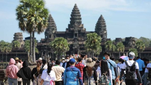 tourists_visit_angkor_wat_temple_in_2022._hong_menea.jpg