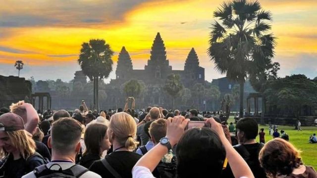 tourists_watch_the_sunrise_directly_over_the_central_spire_of_angkor_wat_during_a_previous_equinox_in_an_image_shared_to_social_media_by_prime_minister_hun_manet_on_september_21._stpm.jpg