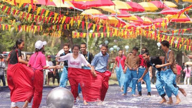 traditional_games_are_played_during_songkran_in_siem_reap_in_2019._fb-1.jpg