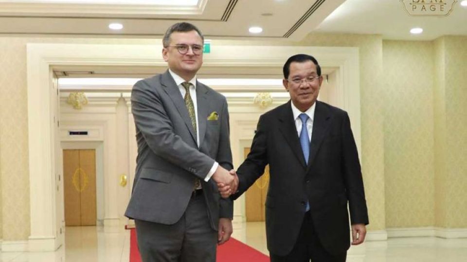 ukrainian_foreign_minister_dmytro_kuleba_left_shakes_hands_with_prime_minister_hun_sen_on_november_9_at_the_peace_palace_in_phnom_penh._spm.jpg