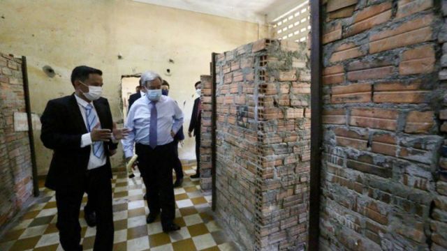 un-secretary-general-antonio-guterres-visits-tuol-sleng-genocide-museum-on-november-13.-ministry-of-information.jpg