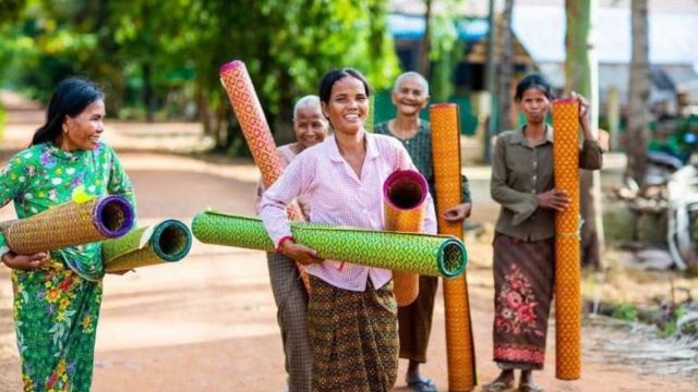 women_from_siem_reap_provinces_angkor_thom_district_carry_mats_made_from_mangrove_fan_palm._thorn_meng_heang_via_fb.jpg