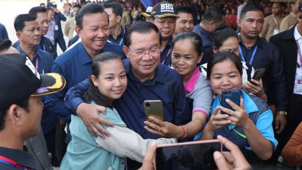 workers_take_selfies_with_prime_minister_hun_sen_in_bavet_town_of_svay_rieng_province_on_june_25._spm.jpg