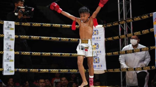 young_fighter_rithy_borin_defeated_laos_boxer_khun_lek_at_the_kun_khmer_all_star_event_on_august_22._yousos_apdoulrashim.jpg