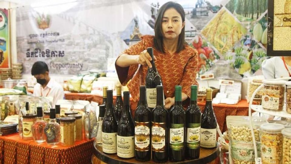 yus_phally_shows_her_wine_made_from_banana_at_a_recent_expo._heng_chivoan.jpg